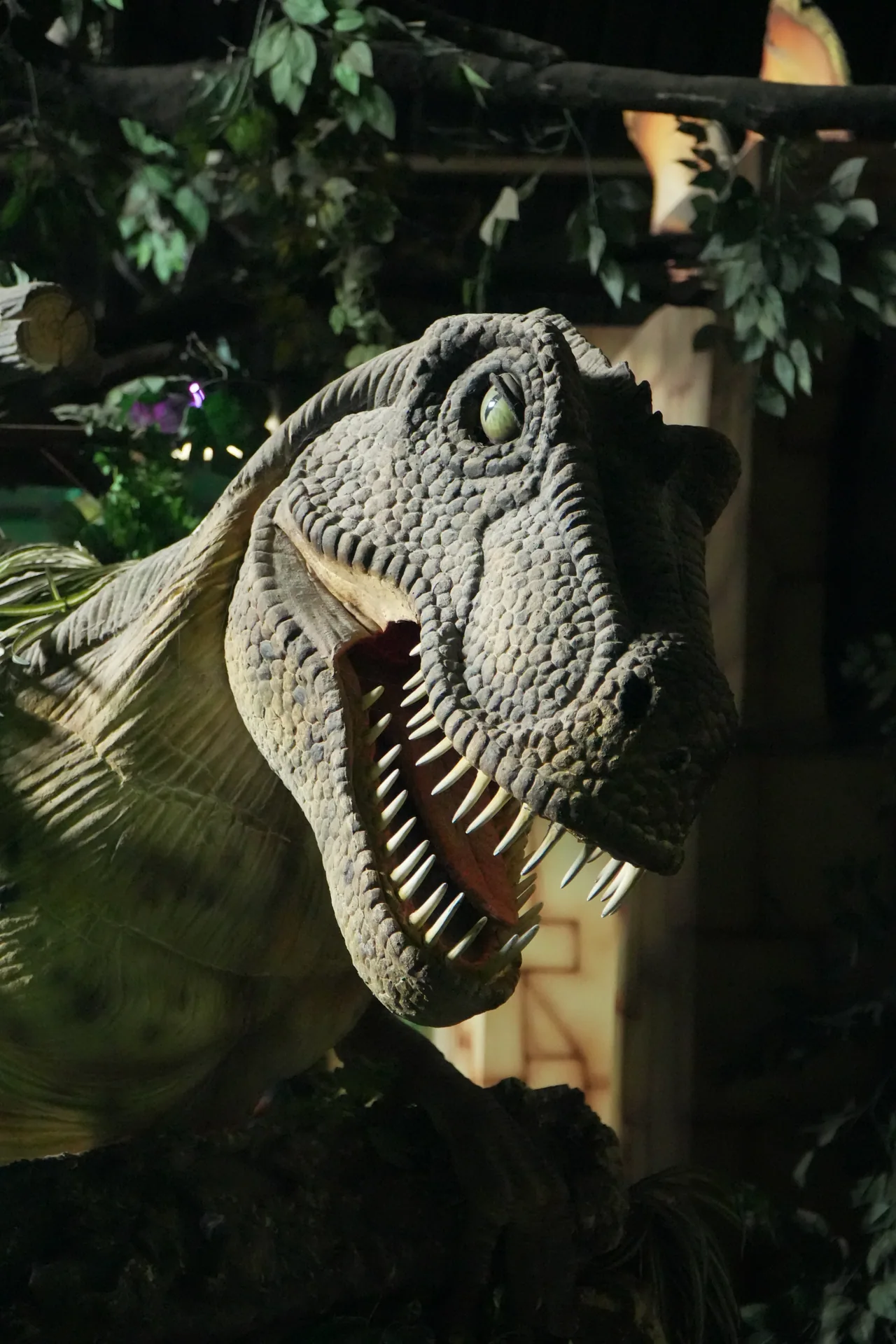 Dinosaurio entre la vegetación de Mundo Jurásico