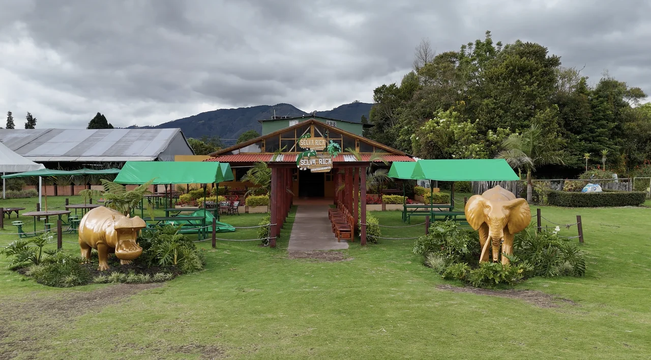 Entrada de Selva Rica con jardines, mesas y figuras de animales
